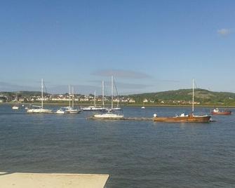 Conwy quaint cottage sleeps 4 + cot, fast WIFI , private enclosed courtyard - Conwy - Beach