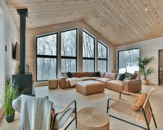 Modern chalet near Sommet Morin Heights - Nature, skiing and relaxation - Morin-Heights