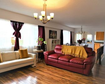House and Garden near the Ocean and a Castle - Victoria - Living room