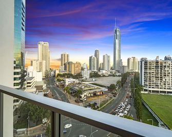 Avalon Apartments - Wow Stay - Surfers Paradise - Balcony
