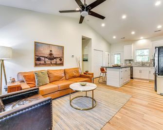 Waterfront Lake Hickory Retreat w/ Private Dock! - Hickory - Living room