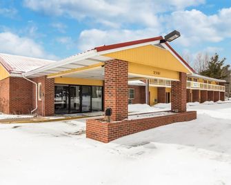 Econo Lodge Cadillac - Cadillac - Building