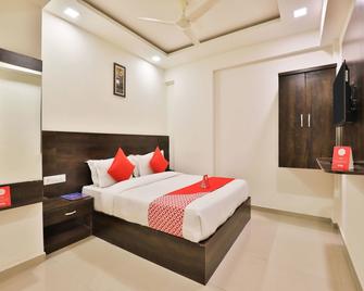 OYO Flagship Hotel Kajri - Gandhinagar - Спальня