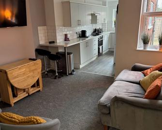 Cosy 4 bed period property - near City and University - Worcester - Living room