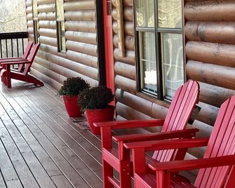 Cute & Roomy 4/2 with Hot Tub, FP, Internet & More - Chattanooga - Patio