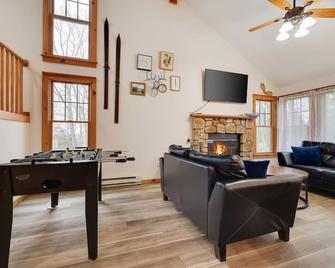 A Cozy Fire Is The Best Way To Spend A Cold Night! - Tannersville - Sala de estar