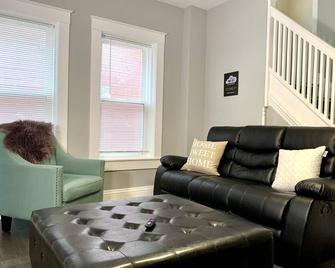 Texas Hold-em Duplex- 3BR Free Parking - Niagara Falls - Living room