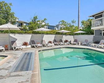 Fully furnished apartment tucked away on-site at UpValley Inn & Hot Springs - Calistoga - Piscina