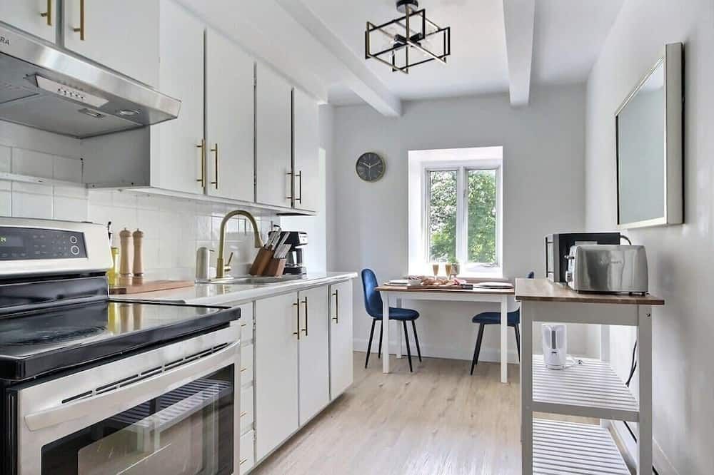 Cozy 2BR - 2 King Beds & 2 Parking - 8min to Old Town - كويبيك ستي - مطبخ
