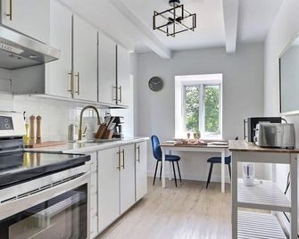 Cozy 2BR - 2 King Beds & 2 Parking - 8min to Old Town - Québec - Cuisine