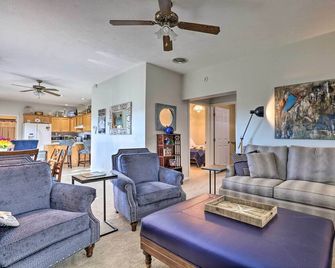 Family Farmhouse on 160-Acre Ranch w/ Hiking Trail - Lawrenceburg - Sala de estar