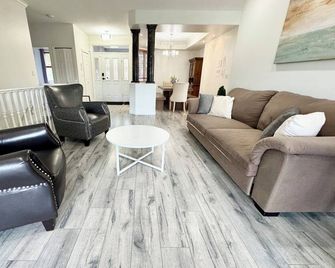 Spacious 3400 sq ft 6 bedroom Hatzic Mission Home - Mission - Living room