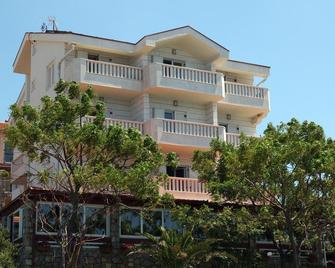 Hotel R - Bar - Building