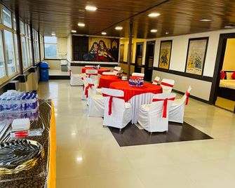 Wishotel Xpress 7 Eleven - Indore - Aula