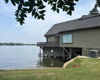 Landmark Lodge - Lake Blackshear - minutes from Ga Veterans State Park! - Cordele