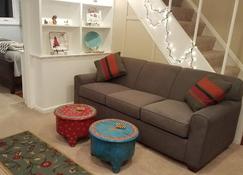 Peaceful modern apt, private entrance, backyard - Arlington