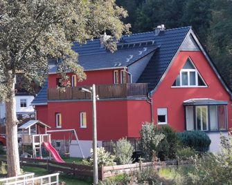 Lovingly furnished vacation apartment with balcony and terrace in the Eastern Ore Mountains - Dippoldiswalde - Gebäude