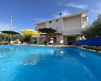 Stunning villa for 12, private pool, with free aircon and central heating - Civitella Casanova - Piscina