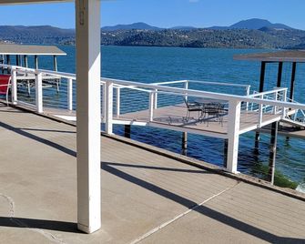 Lakefront home with patio, private boat dock and fishing pier - Clearlake - Balkón