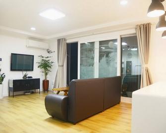Nana House - Seoul - Living room