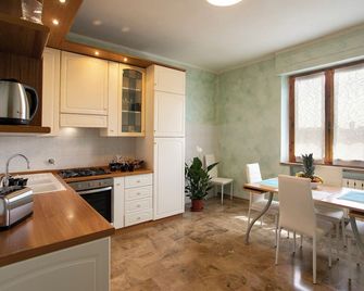 Apartment on the slopes of Chianti, 10 km from Siena with free parking - Pianella - Cocina