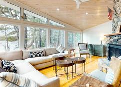 Lakefront house on Damariscotta Lake, perfect getaway - Nobleboro - Living room