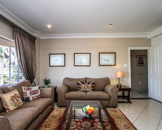 The Sandringham Bed & Breakfast and Self-Catering - אמהלאנגה - סלון