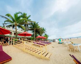 Royal Beach Hotel & Restaurant - Hikkaduwa - Strand