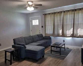 Lovely 4 Br Home Near Fort Johnson-14 Minute Drive - New Llano - Sala de estar