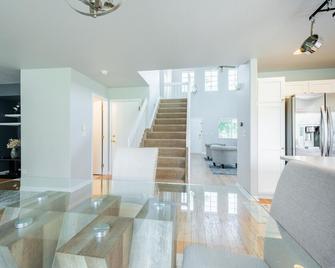 Spacious 4 bedroom 3.5 bathrooms - Sheridan - Living room