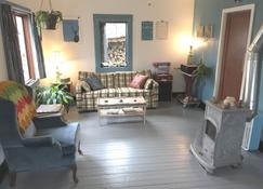 A Rural Tiny House Sanctuary! - Hewitt - Living room