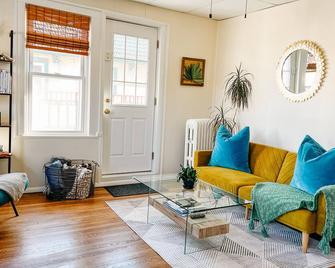 Private 2nd story apartment in the heart of Long Beach- Pura Vida! - Long Beach - Living room