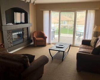 Paradise Canyon Golf Resort - Luxury Condo U405 - Lethbridge - Living room