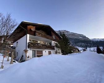 Centrally located apartment with stunning views of the Alps free Wi-Fi - Flims - Building