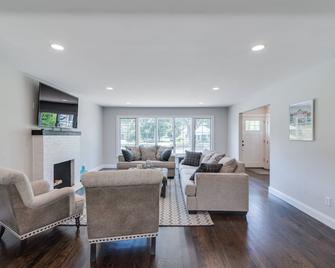 Elegant and spacious North Fork home; near beaches, vineyards, farms and dining. - Jamesport - Sala de estar