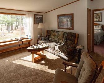 3 Bedroom Cottage with Lake Views - Hayward - Living room