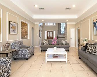 Relax in our spacious villa, just a quick ride away to Grapevine Malls & Airport - Coppell - Living room