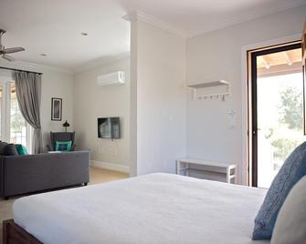 Very Large Studio & Porch, 5 Min Walk to Beach, Secluded, Tranquil & Green - Providenciales - Bedroom