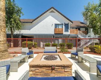 Metro Phx Downstairs 2bd Sleeps 6 Modern Design With Amenities - Phoenix - Patio