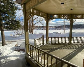 Time for winter fun planning. Trails and ski slopes nearby. Spacious. - Hancock - Balcón