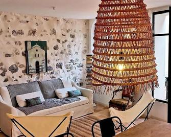La Centenaire Gruissan - Maison D'hôte - Gruissan - Living room