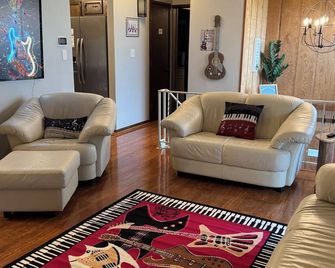 3-bd 2 bath Featuring a Music Decor, Large yard with Seating areas & Activities - Newark - Sala de estar