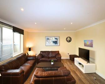 Chertsey Spectacular Two Bedroom Rooftop Apartment - Chertsey - Living room