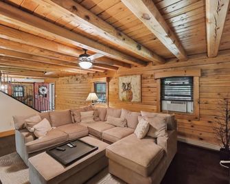 Cushing Home Family Cabin Near Wachusett Mtn 4 Bedroom Home - Ashburnham - Living room