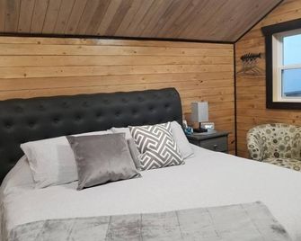Oceanfront mini home, two decks, with spectacular views. - Meteghan Centre - Habitación