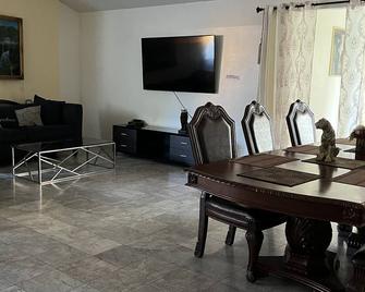 Great family house, near lots activity and fun to keep you occupied - San Fernando - Dining room