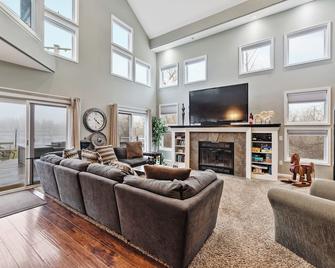 This Is The One! Spacious! Exclusive! Private! Pet Friendly! Perfect Ice Fishing - White Lake - Living room