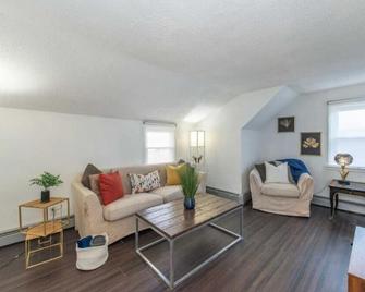 Cozy & Quiet 2 Bed Apt 20 Minutes To Nyc - Fort Lee - Living room
