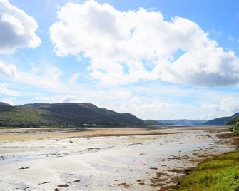 Teal Cottage, shoreline location, pet friendly, sleeps 4, both bedrooms en-suite - Colintraive - Playa