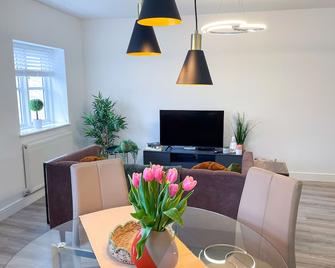 Exclusive 1 and 2 Bedroom Flats only 0,5 miles away from Bicester Village - Bicester - Dining room